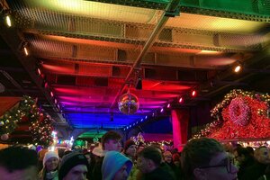 Lichter in Regenbogenfarben beim Queeren Weihnachtsmarkt in Schöneberg