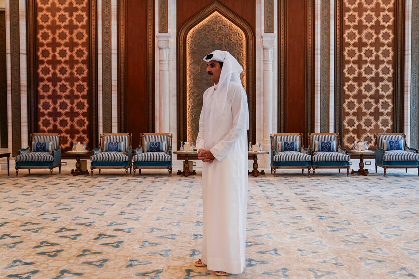 Der Emir von Katar, Scheich Tamim bin Hamad al-Thani, wartet in einem Saal