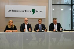 Petra Köpping, Sozialministerin von Sachsen, Henning Homann, Co-Vorsitzender der SPD in Sachsen, Michael Kretschmer (CDU), Ministerpräsident von Sachsen, und Christian Hartmann (CDU), Fraktionsvorsitzender im Sächsischen Landtag, sitzen während einer Pres