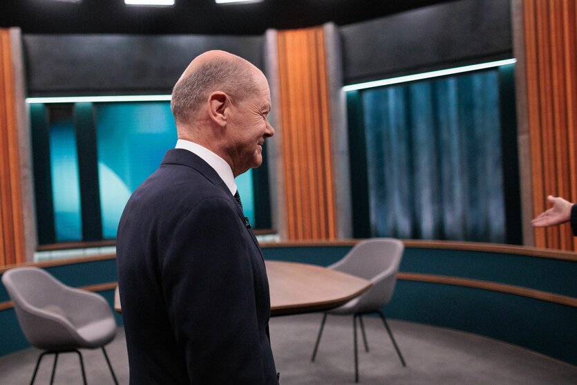 Bundeskanzler Olaf Scholz im TV-Studio von Caren Miosga