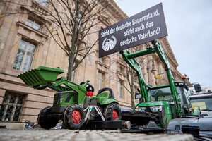 Bauernprotest in Berlin mit Kinder-Traktor und Plakat 