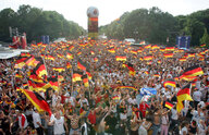Fans mit Deutschlandfahnen