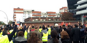 HDP-Anhänger in Berlin zeigen das Peace-Zeichen auf einer Kundgebung