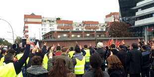 HDP-Anhänger in Berlin zeigen das Peace-Zeichen auf einer Kundgebung