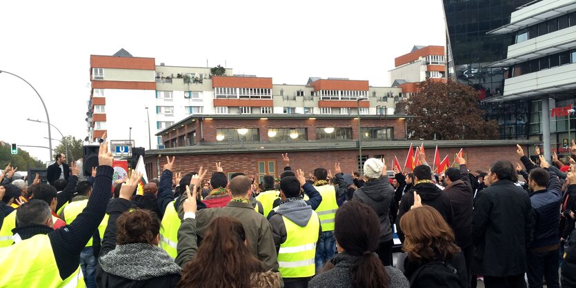 HDP-Anhänger in Berlin zeigen das Peace-Zeichen auf einer Kundgebung