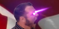 Ein Mann mit Laserstrahlen aus den Augen