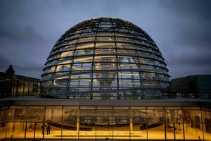 Die Kuppel des Reichstagsgebäudes wird über der Fraktionsebene am Morgen erleuchtet. Nach dem Bruch der Ampel debattiert der Bundestag über das weitere Vorgehen