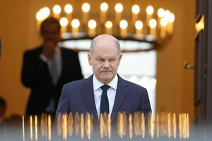 Scholz schaut grimmig unter Kronleuchtern