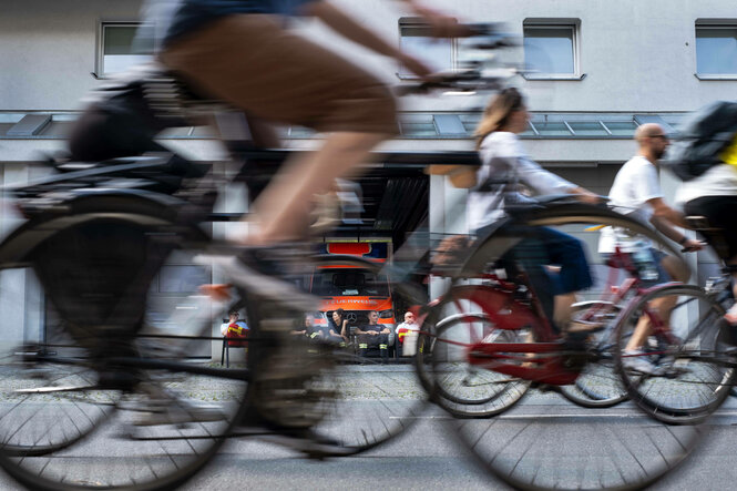 Fahrradfahrer bei der jährlichen Fahrrad-Sternfahrt des Allgemeinen Deutschen Fahrrad Clubs (ADFC) durch Berlin - Mit de