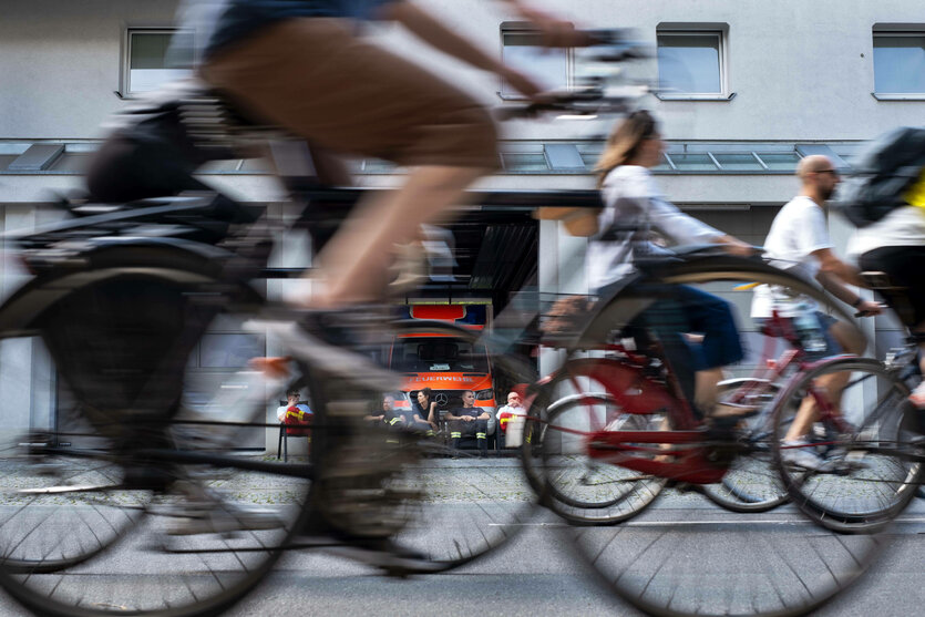 Fahrradfahrer bei der jährlichen Fahrrad-Sternfahrt des Allgemeinen Deutschen Fahrrad Clubs (ADFC) durch Berlin - Mit de