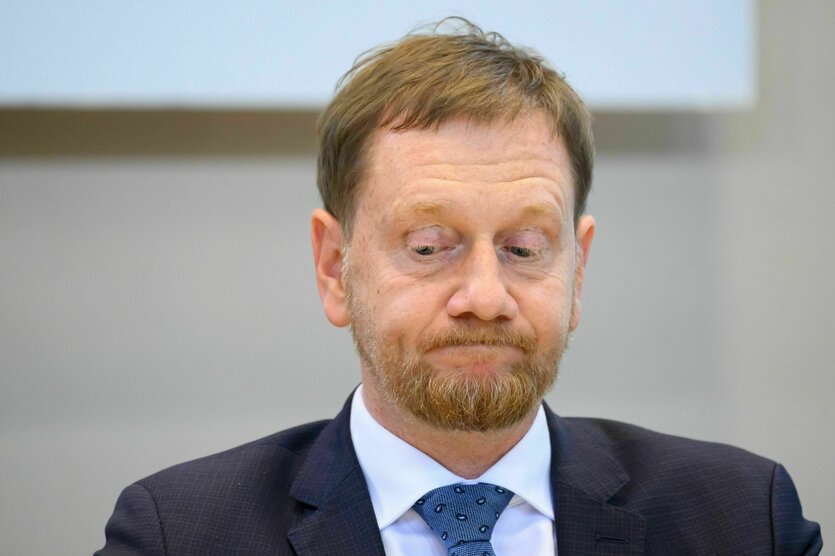 Michael Kretschmer (CDU), Ministerpräsident von Sachsen, schaut skeptisch