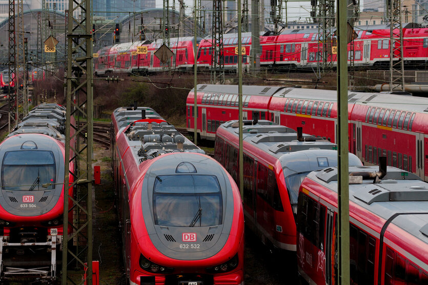 Mehrere Regionalzüge im Bahnhof