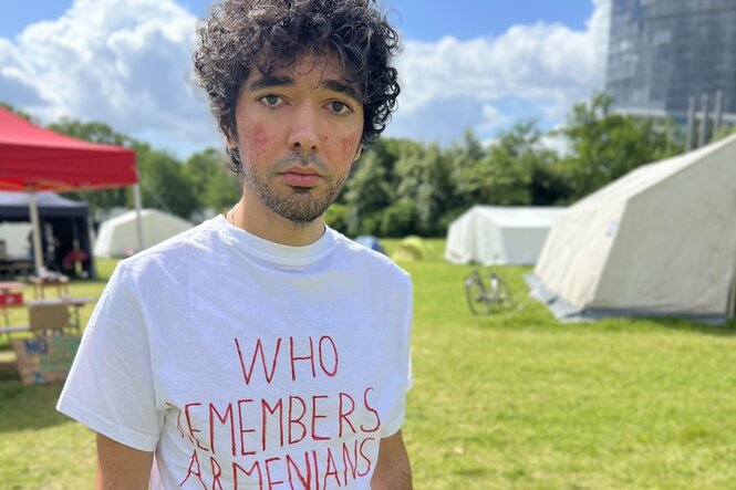 Aktivist Arschak Makitschjan, auf seinem T-Shirt steht "Who remembers Armenians"