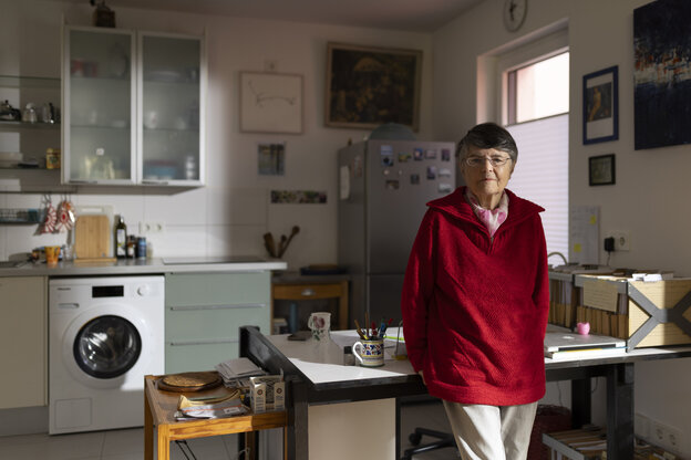 Porträt von Barbara Beuys in ihrer Wohnung.