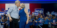 Harper und seine Frau küssen sich auf einer Wahlveranstaltung. Das Publikum jubelt