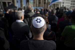 Protestierende mit Kippa anlässlich einer Demonstration unter dem Motto 'Gegen Terror Hass und Antisemitismus' vor dem Brandenburger Tor in Berlin