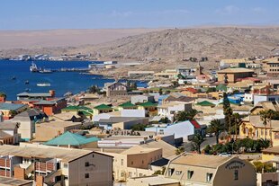 Blick auf die Hafenstadt Luederitz in Namibia