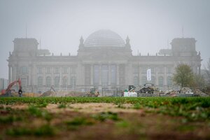 Reichstag im Nebel mit Baustelle davor