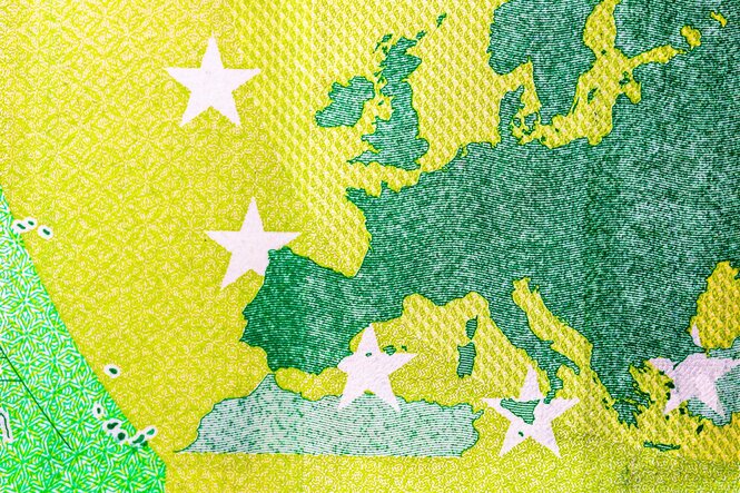 Anschnitt Europakarte und Sterne aus einem Euroschein