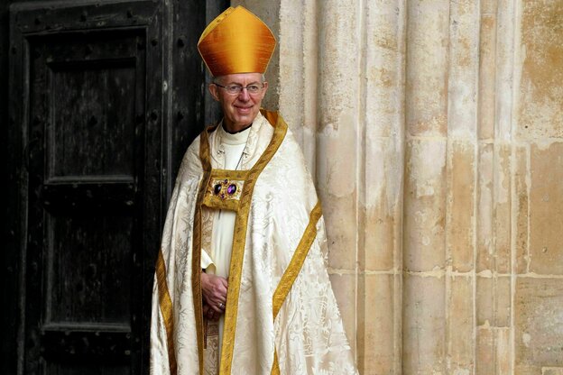 Justin Welby, Erzbischof von Canterbury, steht in der Westminster Abbey vor der Krönungszeremonie von König Charles III. und Königin Camilla an einer Kirchentür