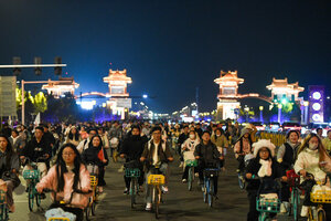 Studenten aus Zhengzhou radeln nachts ins 50 km entfernte Kaifeng, am 9. November 2024 in Kaifeng, Provinz Henan, China