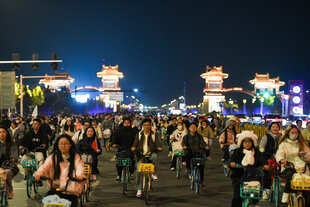 Studenten aus Zhengzhou radeln nachts ins 50 km entfernte Kaifeng, am 9. November 2024 in Kaifeng, Provinz Henan, China