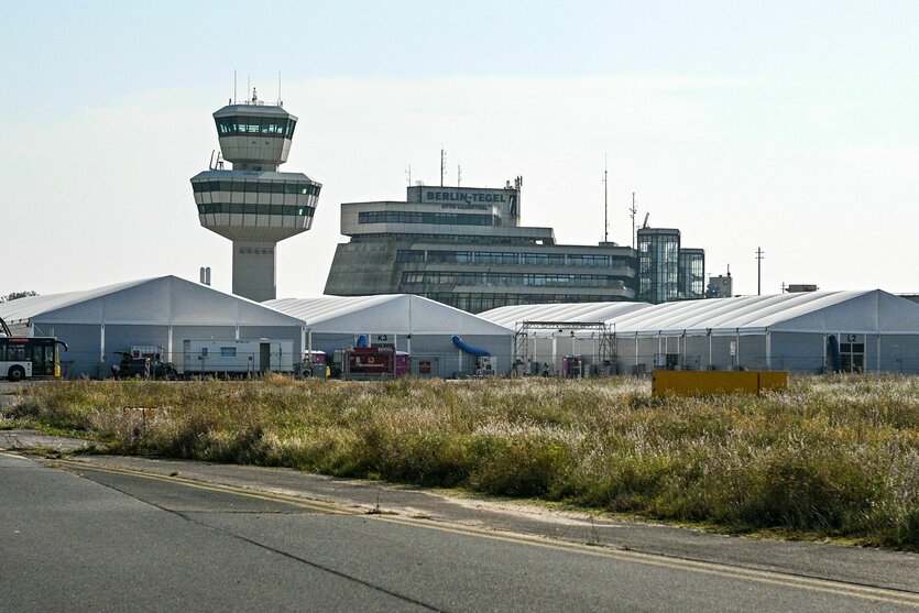 Zelte vor dem ehemaligen Flughafen Berlin-Tegel.