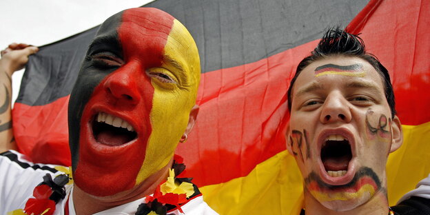 Zwei Deutschland-Fans mit in Nationalfarben geschminkten Gesichtern