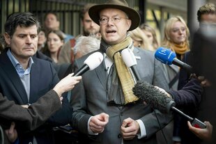 Der Direktor von Milieudefensie, Donald Pols, spricht nach dem Urteil im Klimaprozess zwischen mehreren Umweltorganisationen und Shell vor dem Gericht in Den Haag mit Journalisten