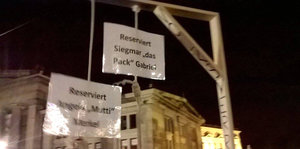 Der Galgen auf der Pegidademo ist zu sehen Zwei Schlingen seien reserviert, steht auf den Schildern. Für Gabriel und Merkel