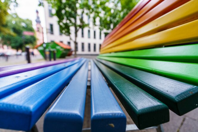 Eine Bank in Regenbogenfarben