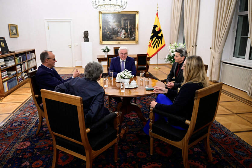 Bundespräsident Steinmeier empfängt Vertreter der Parteien in seinem Büro im Schloss Bellevue