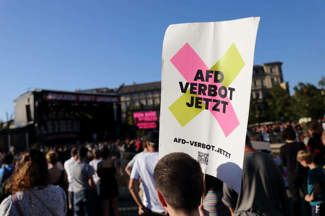 Demonstrierende mit einem Banner mit der Aufschrift "AfD-Verbot"