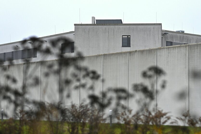 Die Justizvollzugsanstalt Augsburg-Gablingen sieht von außen wie ein trister Beton-Bunker aus