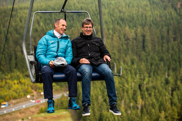 Frank Ullrich sitzt neben Thomas Weikert im Sessellift