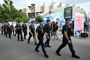 Polizisten patrouillieren vor dem Parc des Princes