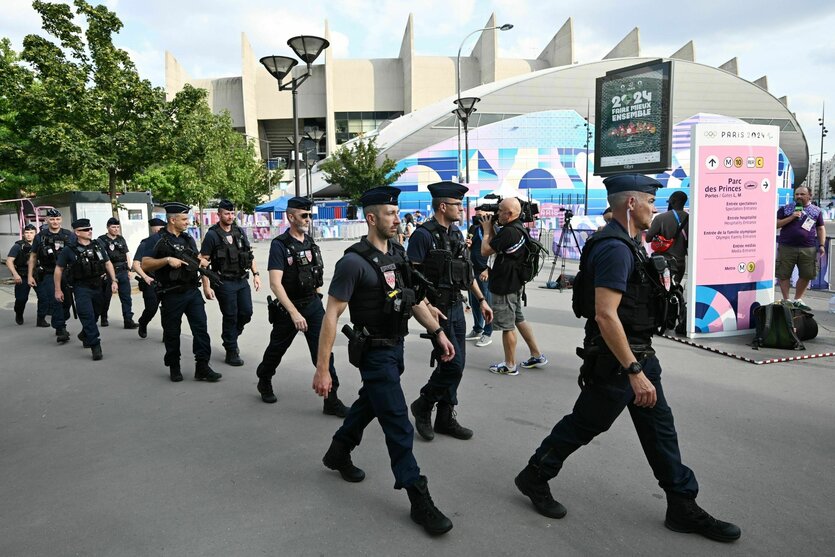 Polizisten patrouillieren vor dem Parc des Princes