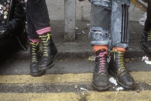 Schuhe von Doc Martens in einer Straßenszene mit Punks.