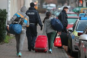 Polizisten begleiten Ausreisepflichtige in Hannover zur Abschiebung