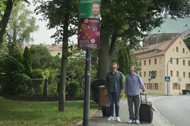 lutz van der Horst (links) und Fabian Köster laufen mit Rollkoffer durch Görlitz