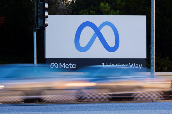 Berufsverkehr strömt am Meta-Schild vor dem Hauptsitz der Facebook-Muttergesellschaft Meta Platforms Inc in Kalifornien, USA, vorbei