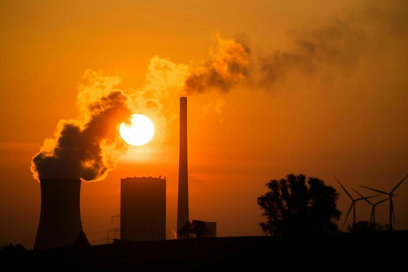 Die Silhouette eines Kraftwerks bei Sonnenuntergang