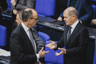 R-L Olaf Scholz SPD, Bundeskanzler, und Friedrich Merz, CDU-Parteivorsitzender, aufgenommen im Rahmen einer Sitzung des Deutschen Bundestages in Berlin, 08.02.2023