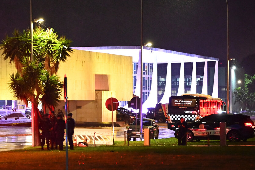 Polizeiwagen vor einem Gerichtsgebäude in Brasilien