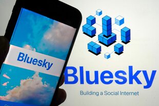 Die App für Bluesky wird auf einem Mobiltelefon und auf einem Laptop-Bildschirm gezeigt