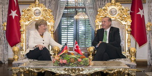 Merkel und Erdoğan auf prunkvollen goldenen Sesseln