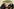 Donald Trump und Joe Biden sitzen vor einem Kamin und geben sich die Hand