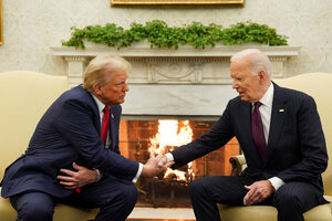 Donald Trump und Joe Biden sitzen vor einem Kamin und geben sich die Hand