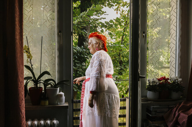 Galina Böttcher schaut aus dem Fenster ihrer Wohnung