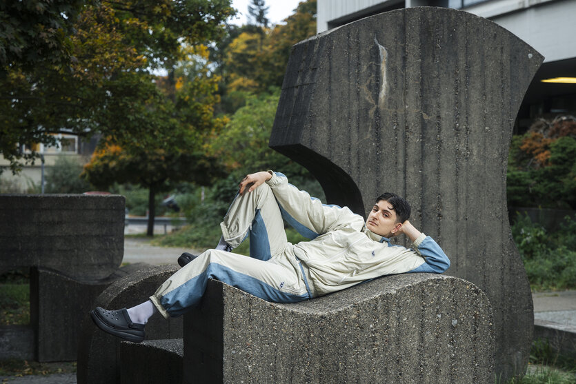 Portrait von Selma Kay Matter, dey liegt auf einer Betonskulptur